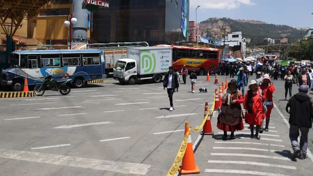 El desabastecimiento de combustibles a causa de los bloqueos provoca situaciones críticas en las calles de La Paz.