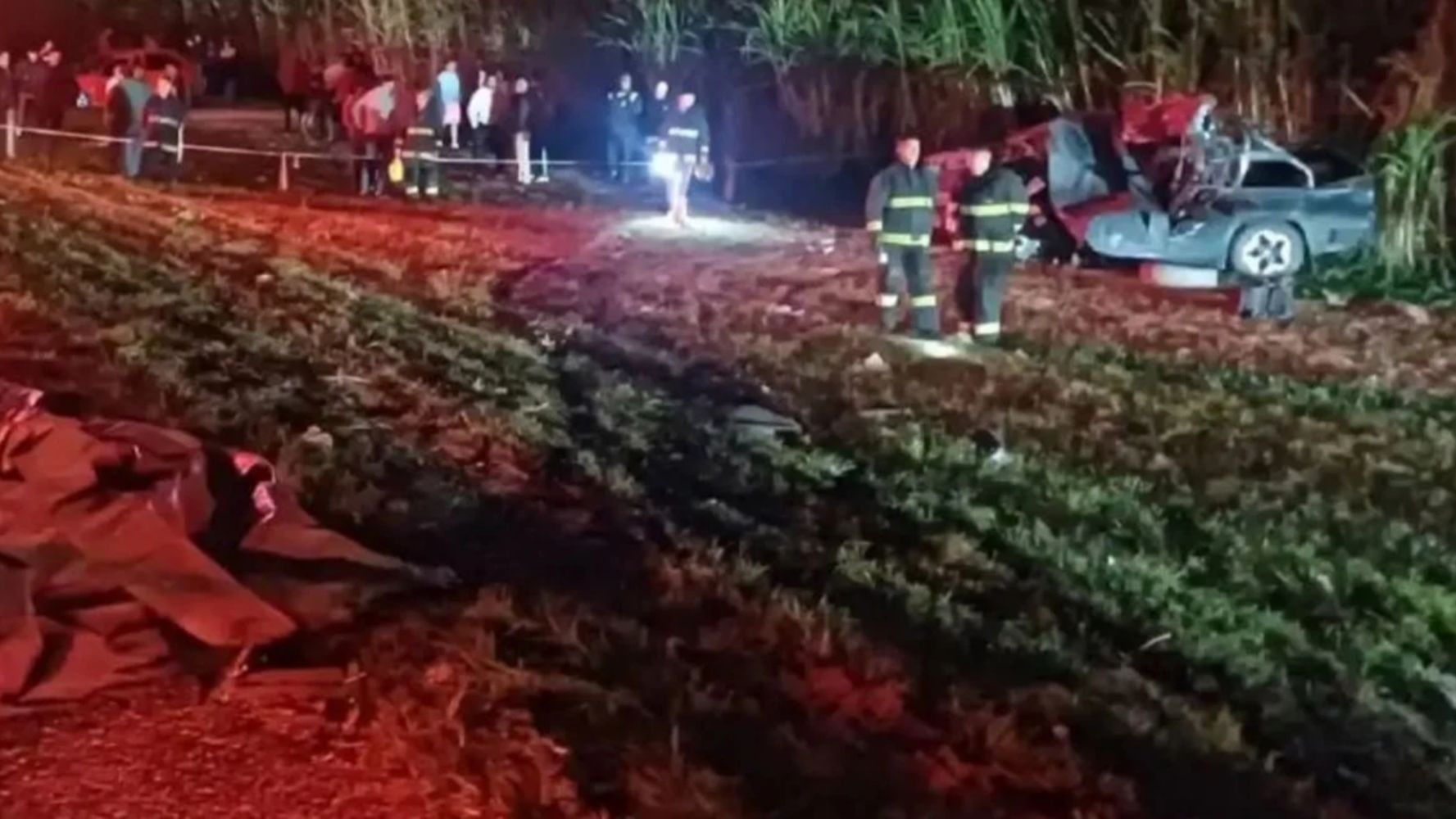La familia falleció debido al impacto contra un camión