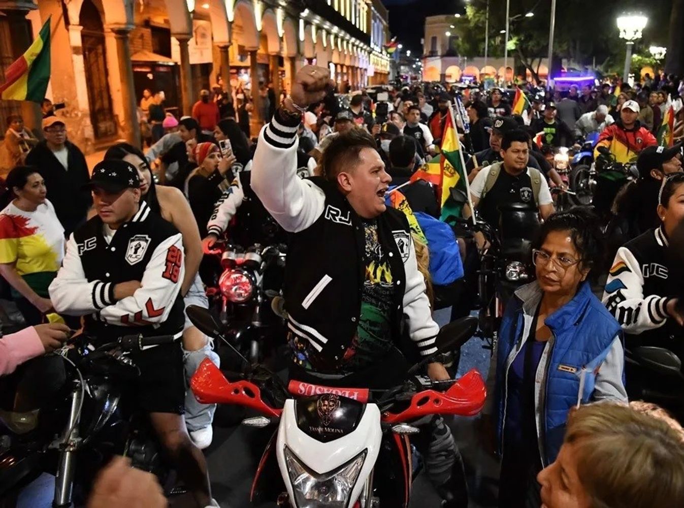 Ciudadanos se manifiestan en Cochabamba (Bolivia) reclamando el cese de los bloqueos de carreteras.