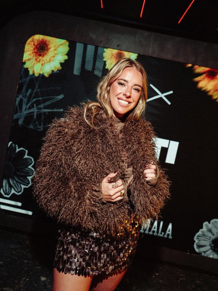Tapado, minifalda y botas de caña alta: Nati Jota festejó su cumpleaños y arrasó con su look color chocolate