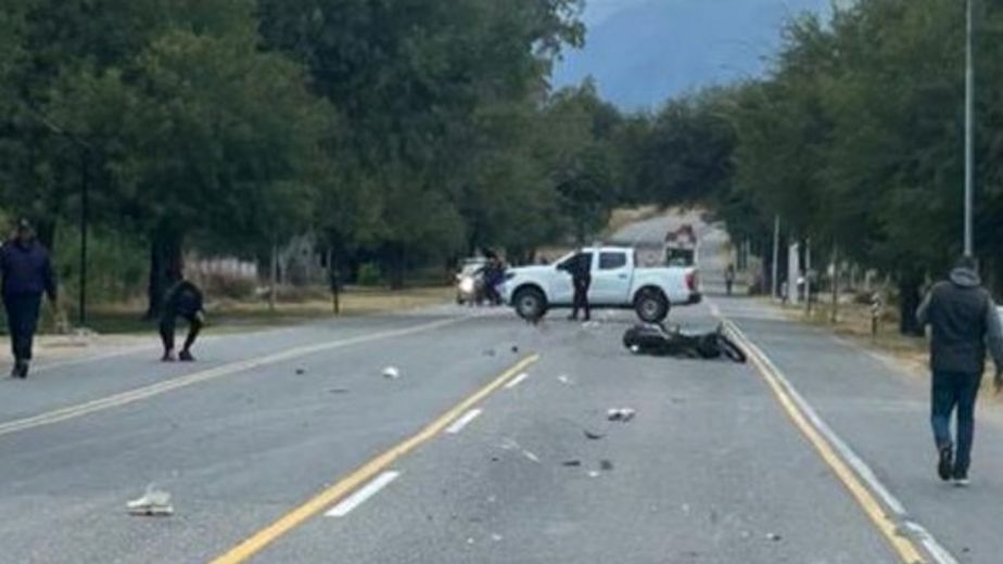 Dos motocicletas colisionaron por causas que se investigan y los ocupantes fueron trasladados al Hospital San Juan Bautista.