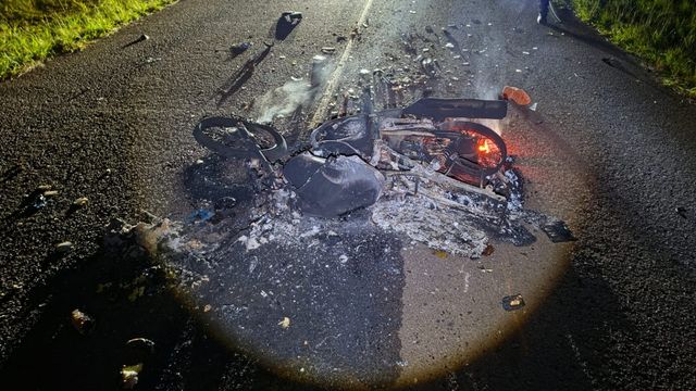 Mojón Grande: un motociclista sufrió graves heridas y quemaduras tras chocar contra un tractor.
