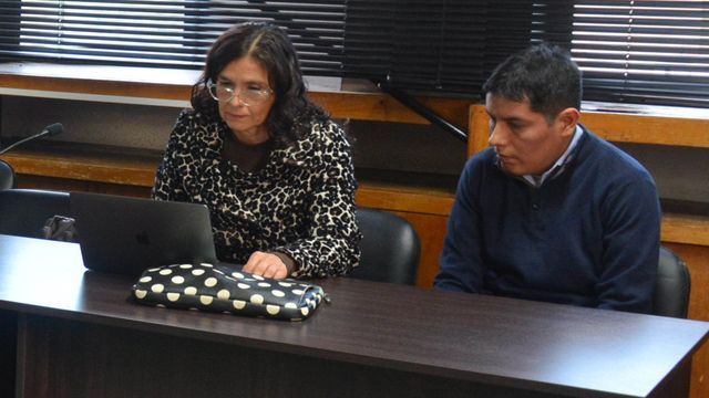 La abogada Sara Cabezas y su defendido Ricardo Martín Cruz, en la sesión de este miércoles donde se conoció la homologación del acuerdo de juicio abreviado, por parte del Tribunal en lo Criminal nº 2.