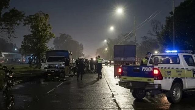 Peritos y efectivos policiales trabajan para reconstruir la mecánica del impacto ocurrido en la colectora de la Circunvalación.