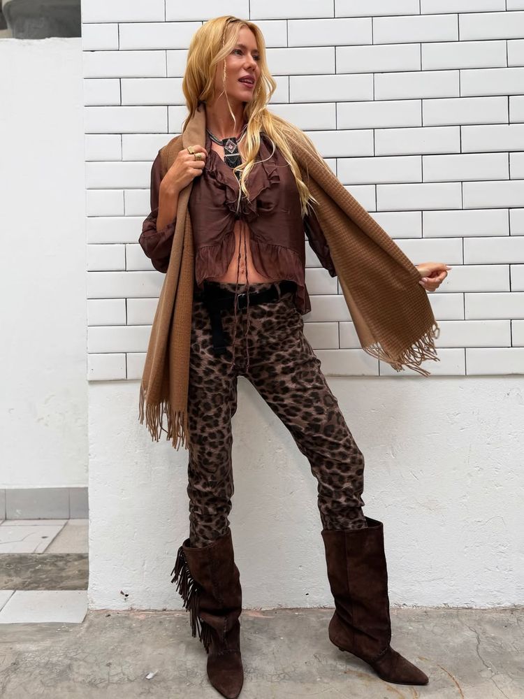 Nicole Neumann apostó por el nuevo negro de la temporada y desbloqueó una nueva tendencia animal print