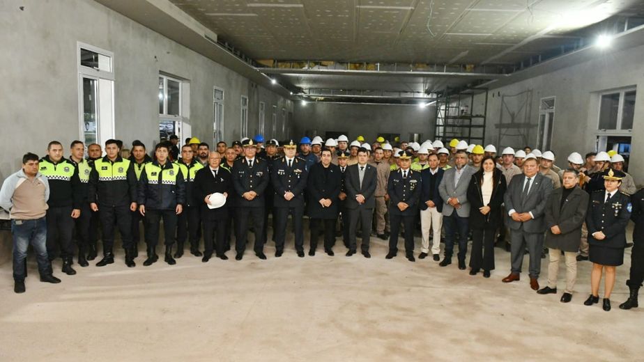 Seguridad: Mansilla entregó insignias y supervisó obras