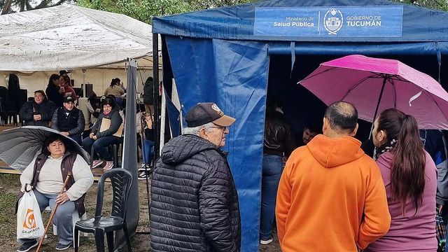 La Junta de Evaluación de Discapacidad atendió a vecinos en la plaza del barrio Colón, junto al Hospital Móvil.