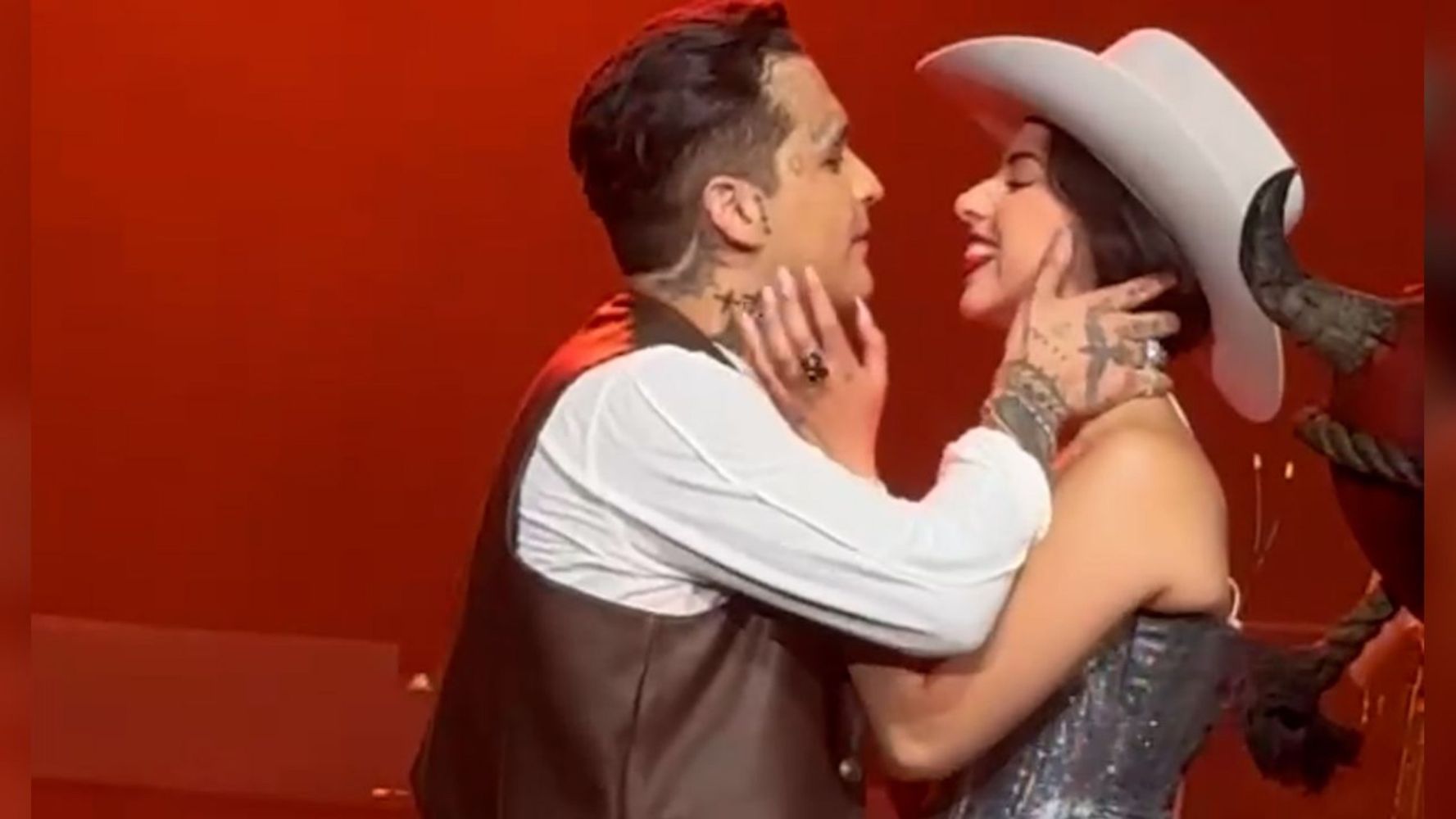 Nodal y Aguilar en un show.