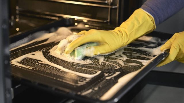 Atención consumidores: la ANMAT ordenó retirar de urgencia un reconocido limpiahornos.