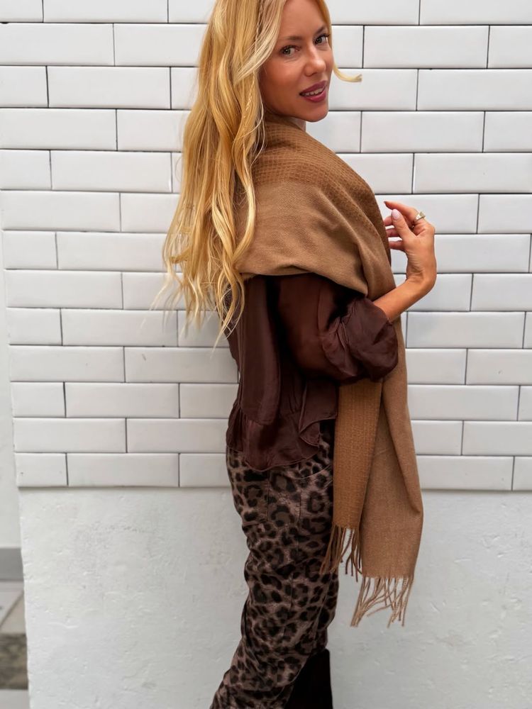 Nicole Neumann apostó por el nuevo negro de la temporada y desbloqueó una nueva tendencia animal print
