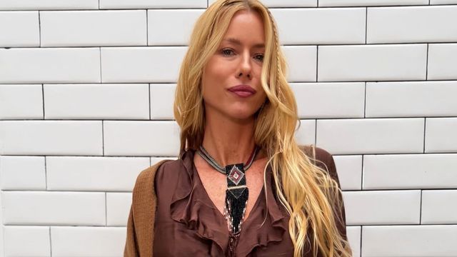 Reina fashionista: Nicole Neumann usó el pantalón estampado de la temporada y lo combinó con la blusa en tendencia