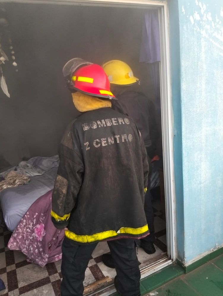 Bomberos rescataron a una madre y su hijo atrapados por un incendio en una vivienda de Posadas.