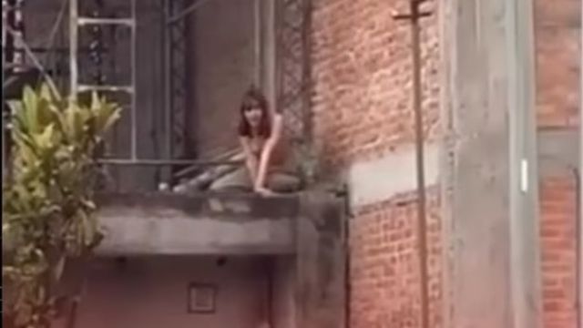 La mujer se encontraba desorientada y fue asistida por personal policial tras el alerta de los vecinos.