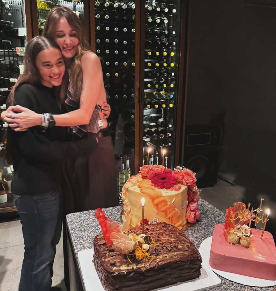 Top de corbatas: Vero Lozano celebró su cumpleaños 56 y sorprendió con un look muy llamativo