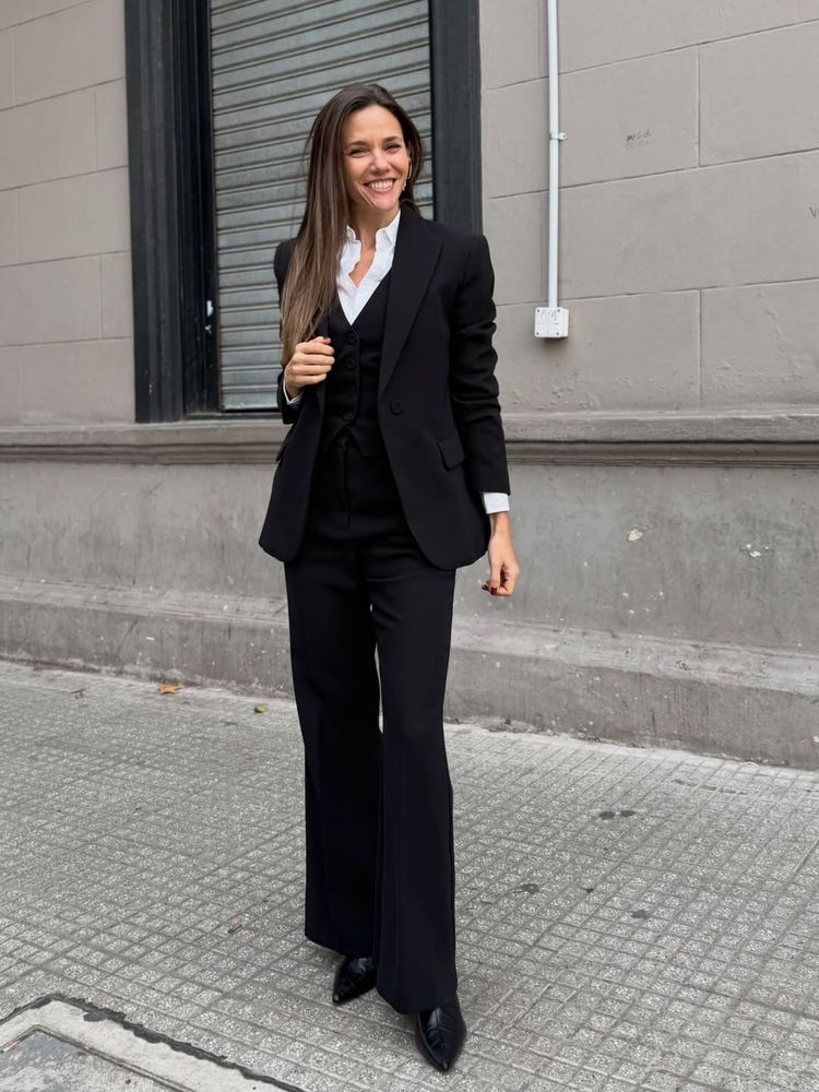 Luciana Rubinska apostó por un outfit sastrero y arrasó con la tendencia del otoño