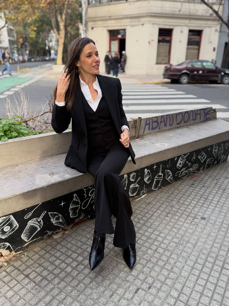 Luciana Rubinska apostó por un outfit sastrero y arrasó con la tendencia del otoño