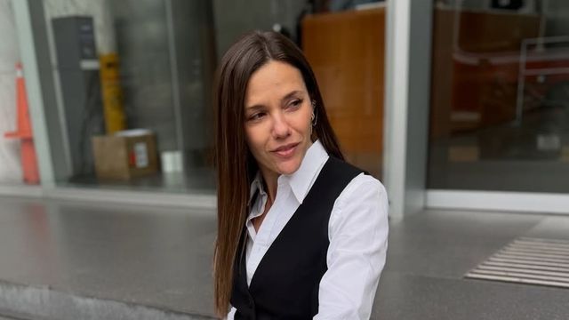 Luciana Rubinska se sumó a la tendencia del traje sastrero y dio cátedra de estilo con un look blanco y negro