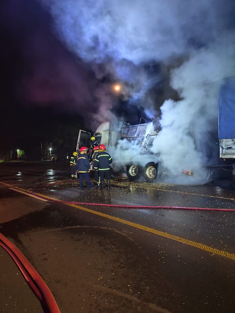 Se incendió un camión cargado con 30 toneladas de maíz sobre la Ruta 14 en Guaraní.