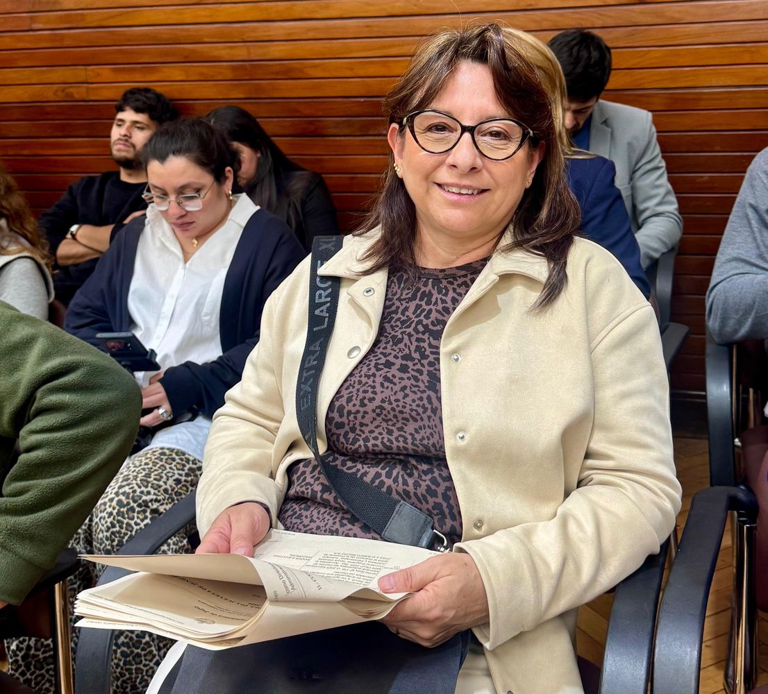 La secretaria general de ATSA Jujuy, Viviana López, siguió atentamente la votación del proyecto de ley remitido por el Poder Ejecutivo, para la ratificación del pase a planta permanente de trabajadores de la salud.