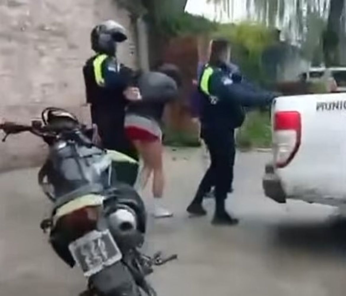 La intervención policial se produjo luego de que vecinos alertaran sobre una situación de emergencia.