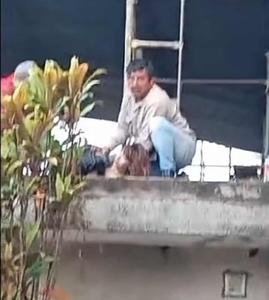 La mujer pidió ayuda desde una terraza y fue asistida por personal policial.