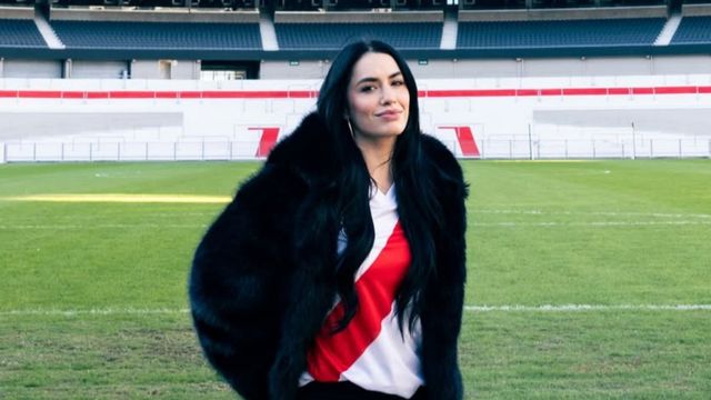 Antes de sus shows en River, Lali Espósito visitó el Monumental y deslumbró con el abrigo tendencia del otoño