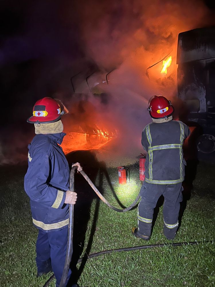 Se incendió un camión cargado con 30 toneladas de maíz sobre la Ruta 14 en Guaraní.