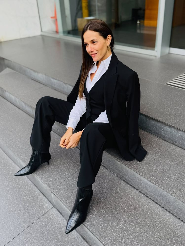 Luciana Rubinska apostó por un outfit sastrero y arrasó con la tendencia del otoño