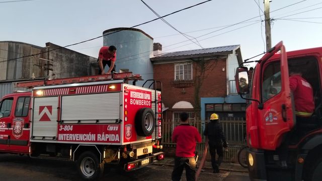 Bomberos rescataron a una madre y su hijo atrapados por un incendio en una vivienda de Posadas.