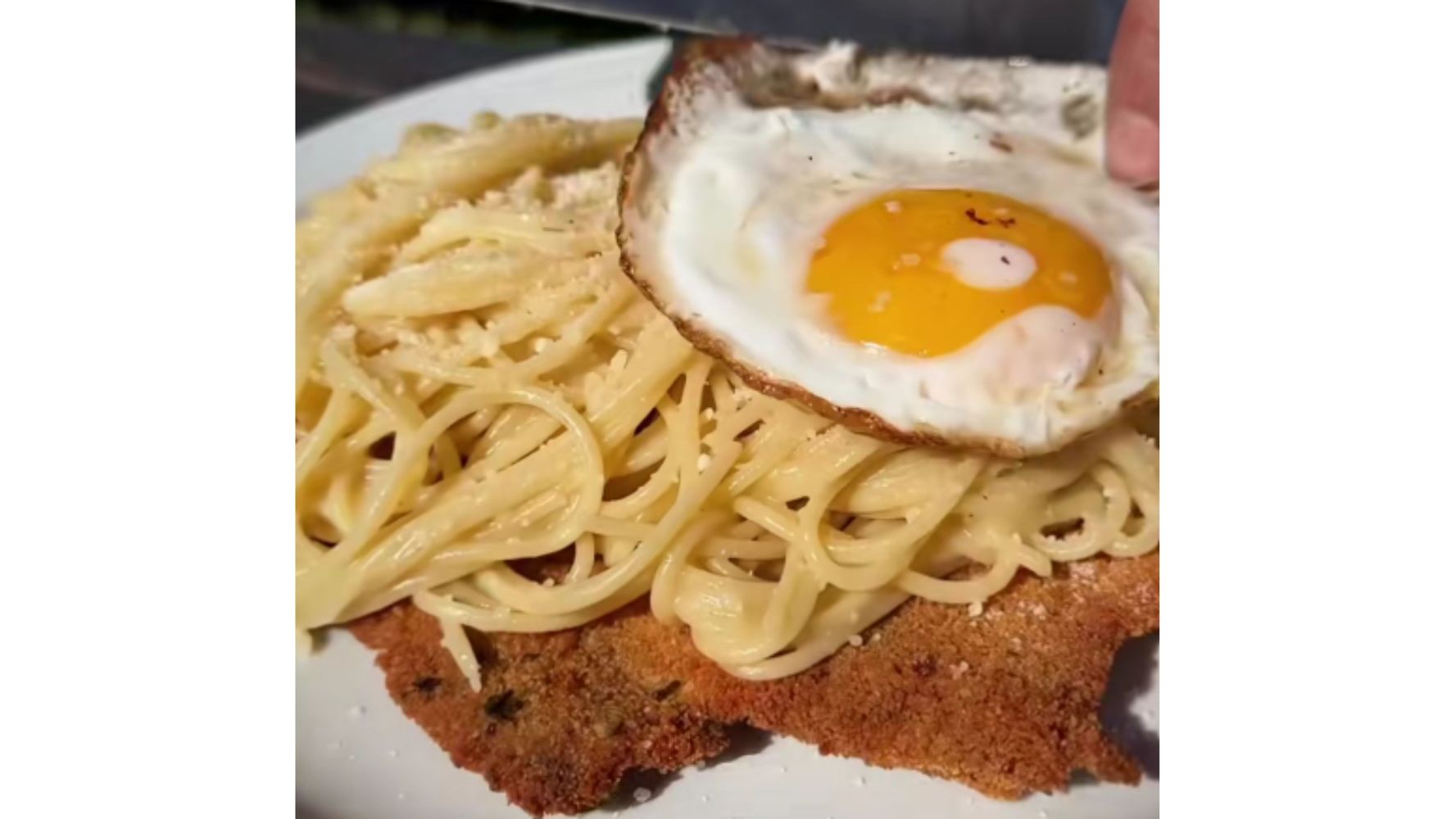 Milanesa con fideos, un clásico que volvió.