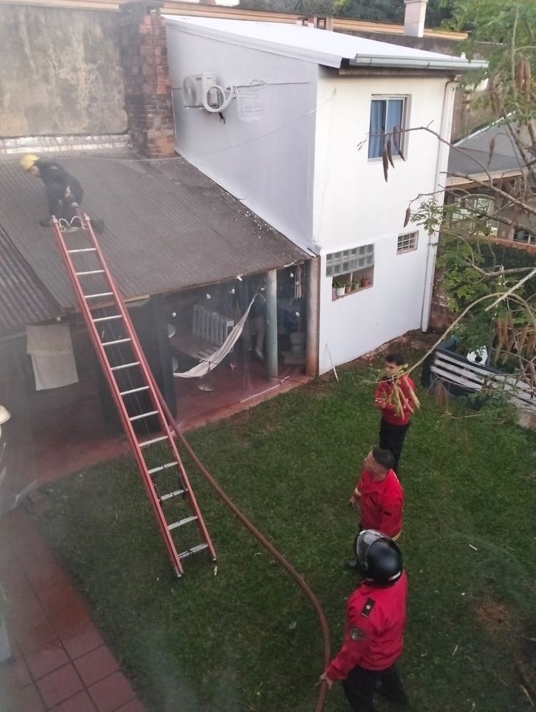 Bomberos rescataron a una madre y su hijo atrapados por un incendio en una vivienda de Posadas.