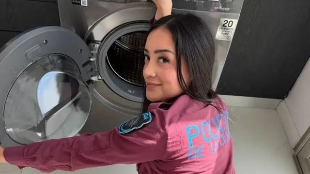 La expolicía de la ciudad que craba contenido con el uniforme