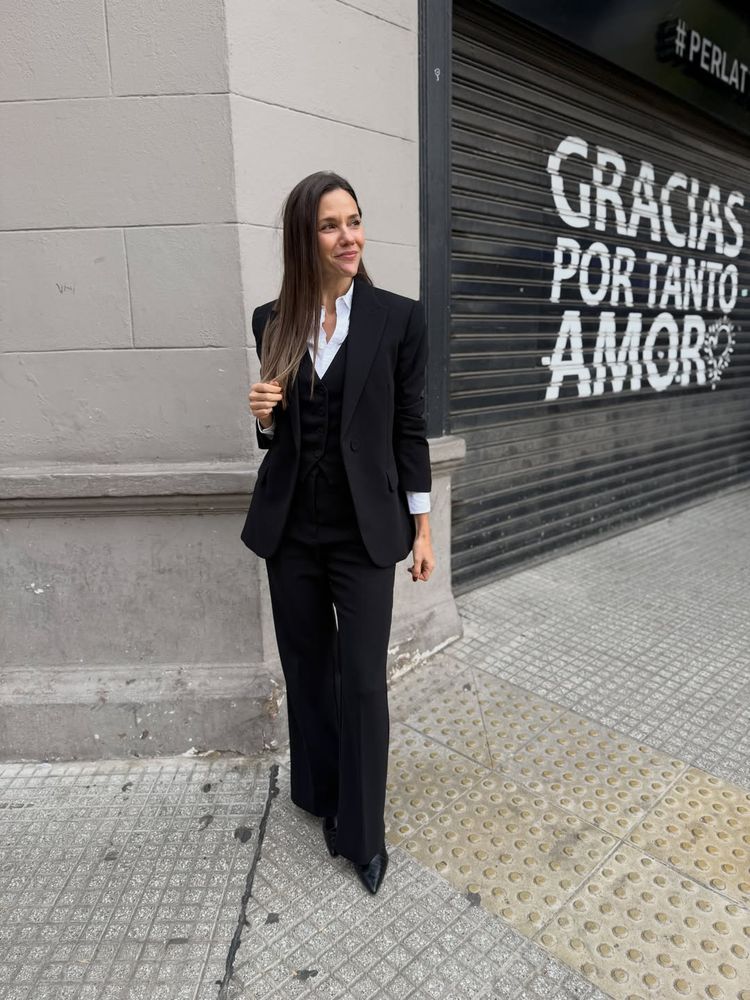 Luciana Rubinska apostó por un outfit sastrero y arrasó con la tendencia del otoño