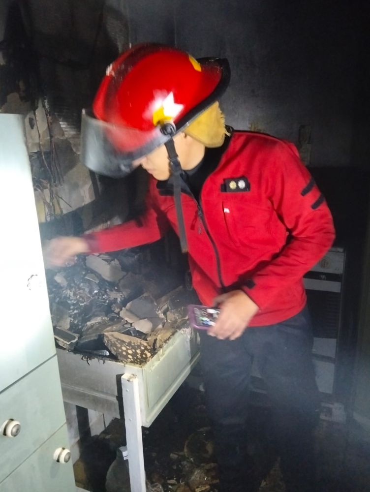 Bomberos rescataron a una madre y su hijo atrapados por un incendio en una vivienda de Posadas.