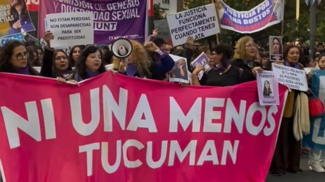 La movilización tuvo como consigna nacional “Vivas, libres y desendeudadas” y sumó reclamos locales por políticas públicas.