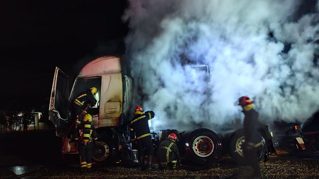 Se incendió un camión cargado con 30 toneladas de maíz sobre la Ruta 14 en Guaraní.