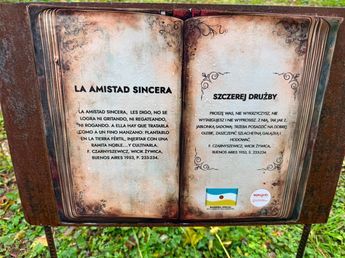 Carlos Paz homenajeó al escritor polaco Florian Czarnyszewicz en el Bosque de la Poesía