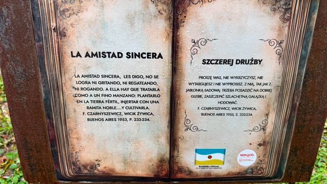 Carlos Paz homenajeó al escritor polaco Florian Czarnyszewicz en el Bosque de la Poesía.
