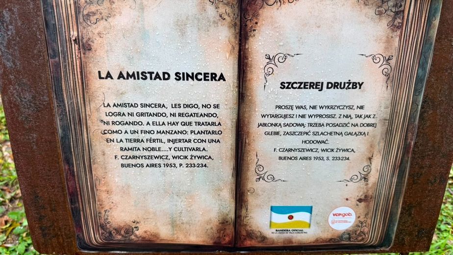 Carlos Paz homenajeó al escritor polaco Florian Czarnyszewicz en el Bosque de la Poesía.