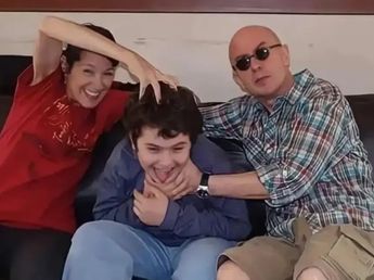 A qué colegio fue Bruno, el hijo del Indio Solari: las fotos inéditas del músico y su familia en eventos escolares