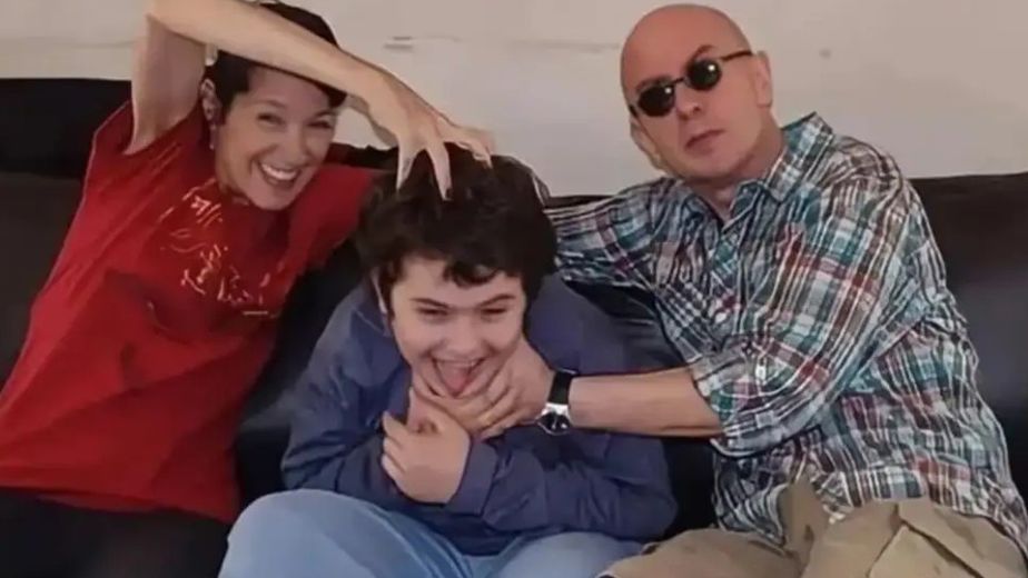 A qué colegio fue Bruno, el hijo del Indio Solari: las fotos inéditas del músico y su familia en eventos escolares