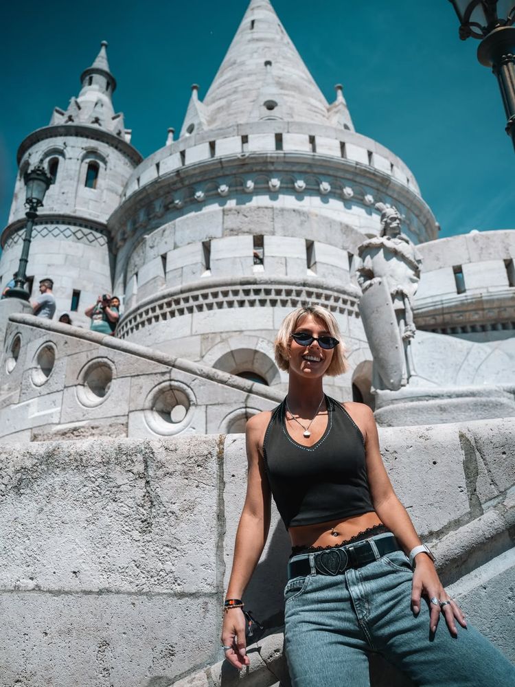 Desde Budapest, Sara Sklate mostró sus mejores outfits para recorrer el país europeo