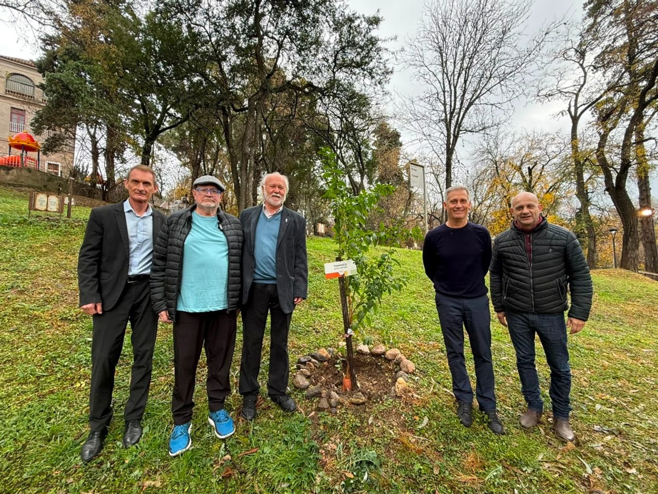 Carlos Paz homenajeó al escritor polaco Florian Czarnyszewicz en el Bosque de la Poesía.