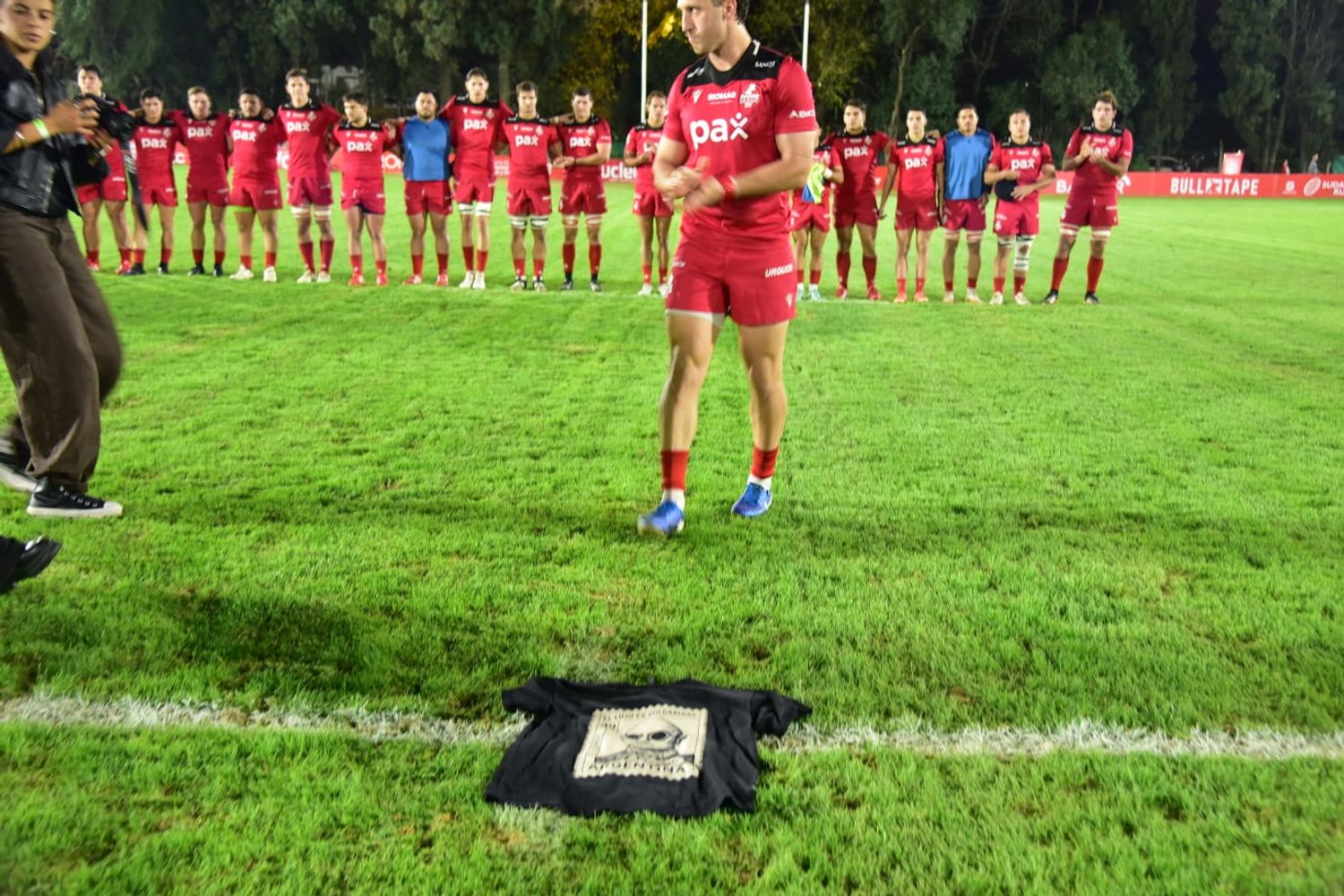 Homenaje de Dogos XV al Indio Solari.