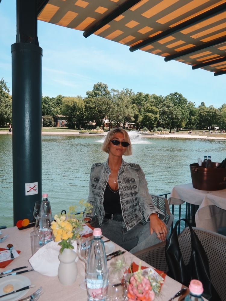 Desde Budapest, Sara Sklate mostró sus mejores outfits para recorrer el país europeo