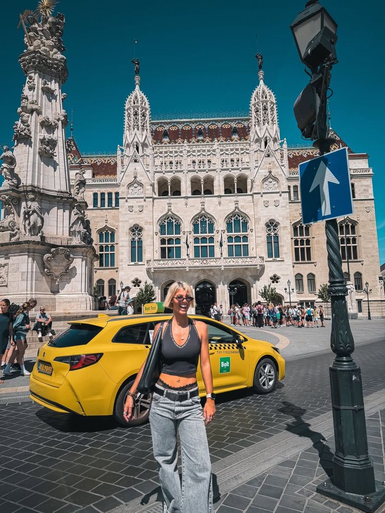 Desde Budapest, Sara Sklate mostró sus mejores outfits para recorrer el país europeo
