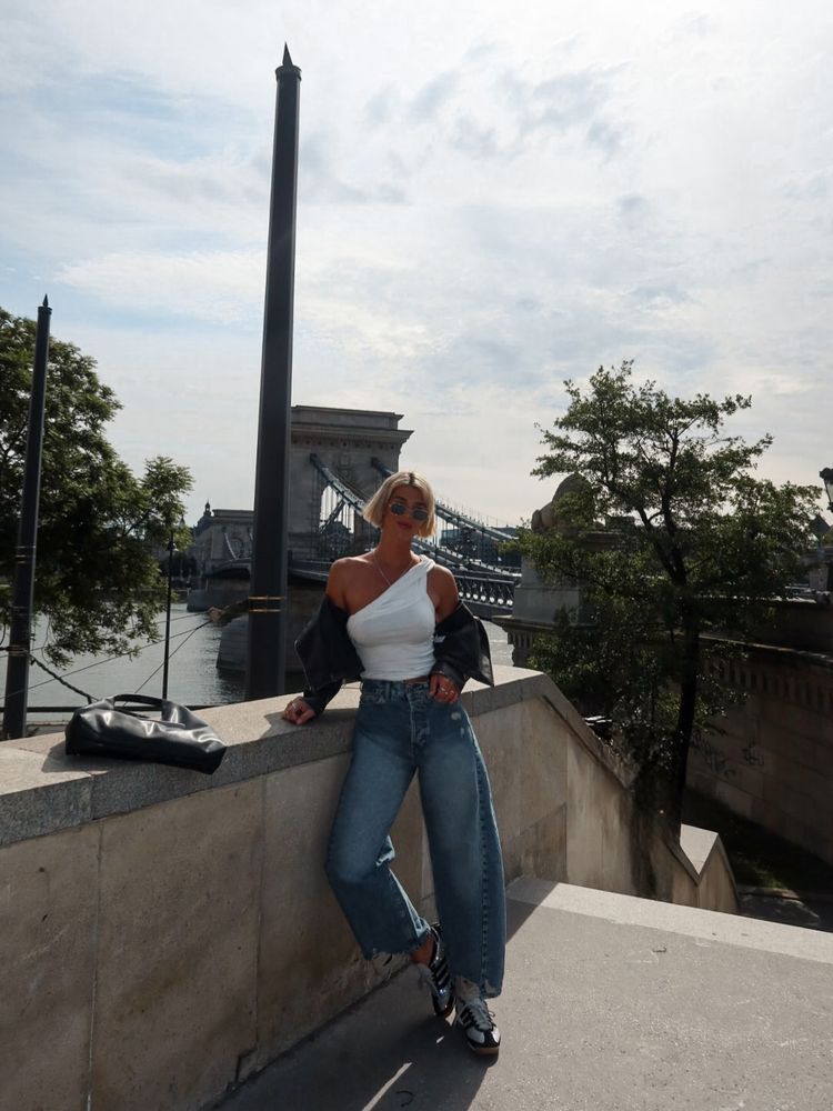 Desde Budapest, Sara Sklate mostró sus mejores outfits para recorrer el país europeo