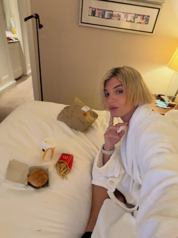 Desde Budapest, Sara Sklate mostró sus mejores outfits para recorrer el país europeo