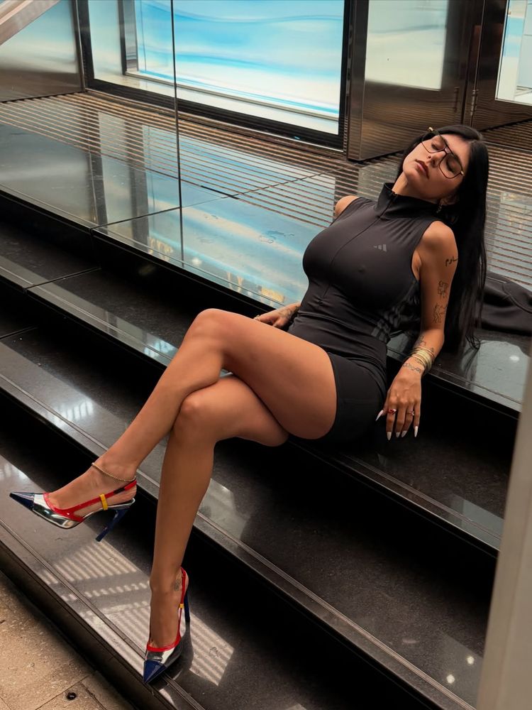 Mia Khalifa reversionó el estilo deportivo y conquistó con top y short del nuevo color de la temporada