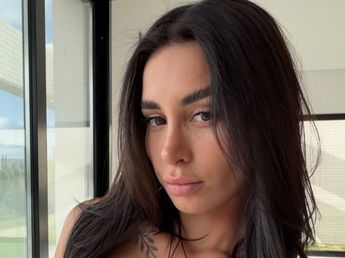Cam Nair apostó solo por un abrigo de piel y arrasó en Instagram con la chaqueta de la temporada
